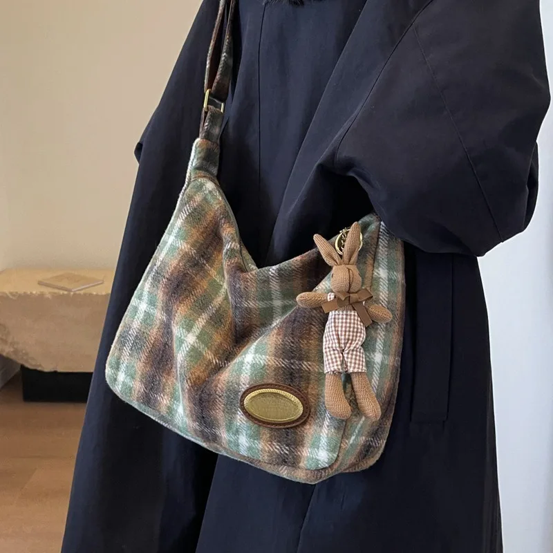 

2025 новая женская сумка через плечо в стиле ретро, клетчатая сумка на одно плечо, нишевый модный рюкзак для девочек (с подвеской)