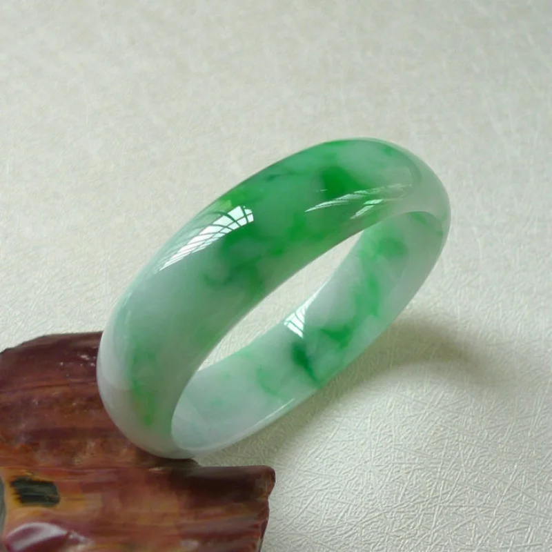 

Crafts Myanmar New Pit Sun Spicy Green Men's and Women's Fashion Jade Bracelet Wholesale