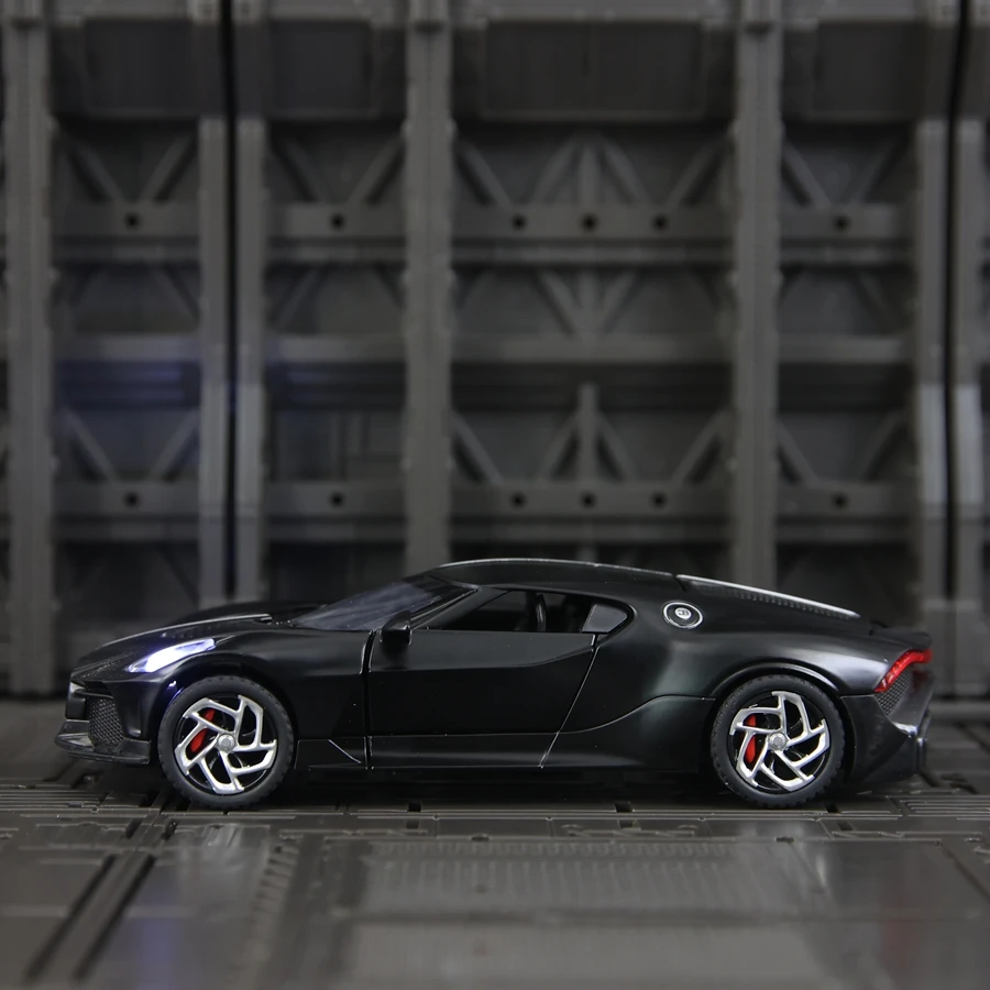 1:32 simulation Bugatti alloy car model, doors and engine hood, trunk can be opened has sound and lighting functions