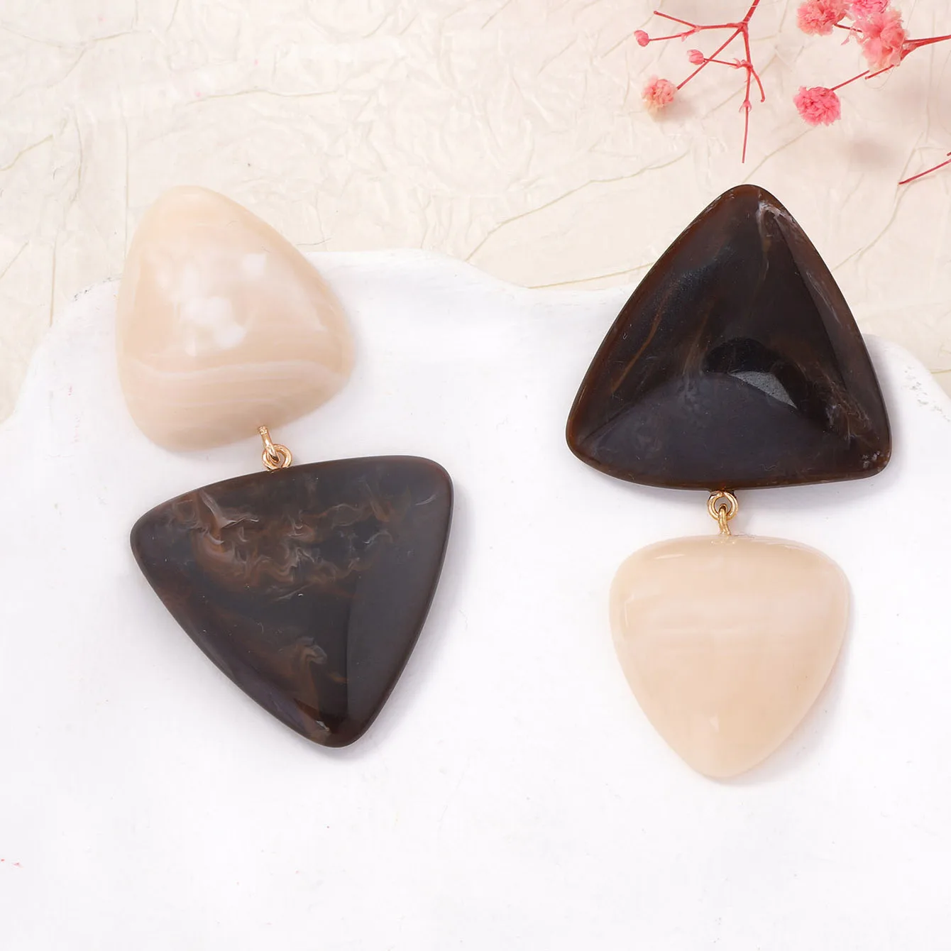 Literary and fashionable simple retro contrasting color splicing geometric triangular resin pendant earrings women's earrings