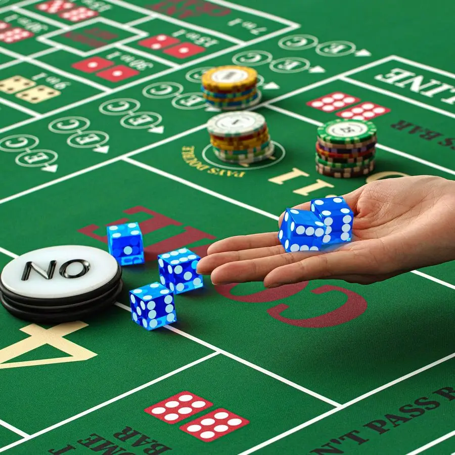 مجموعة ألعاب Craps Tabletop، تتضمن حصيرة تخطيط سطح الطاولة من المطاط مقاس 35 × 70، نرد من درجة الكازينو AAA مقاس 19 مم، وأزرار تشغيل 3 بوصة