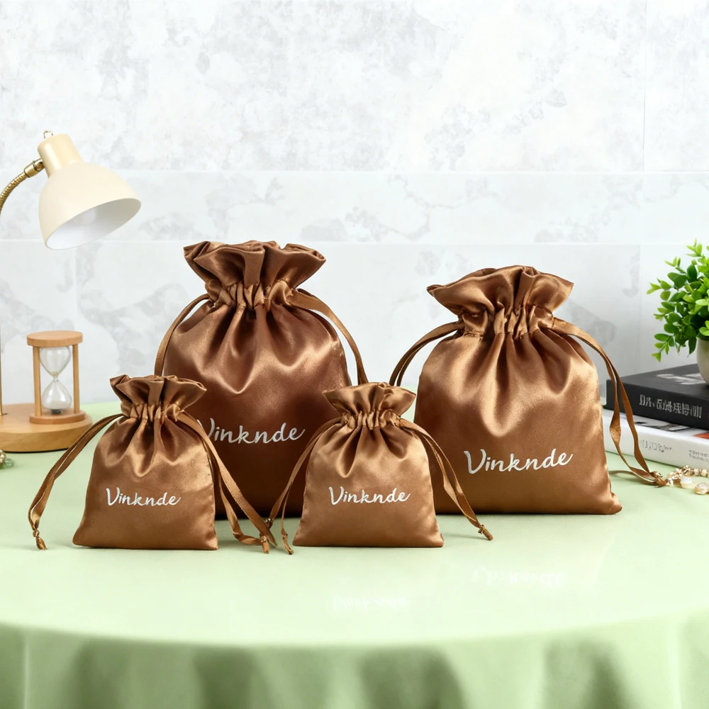 

100 шт./лот, шелковые атласные мешочки для ювелирных изделий с логотипом, оптовая продажа, персонализированная вечерние упаковка, серьги, кольца, подарочные сумки на шнурке