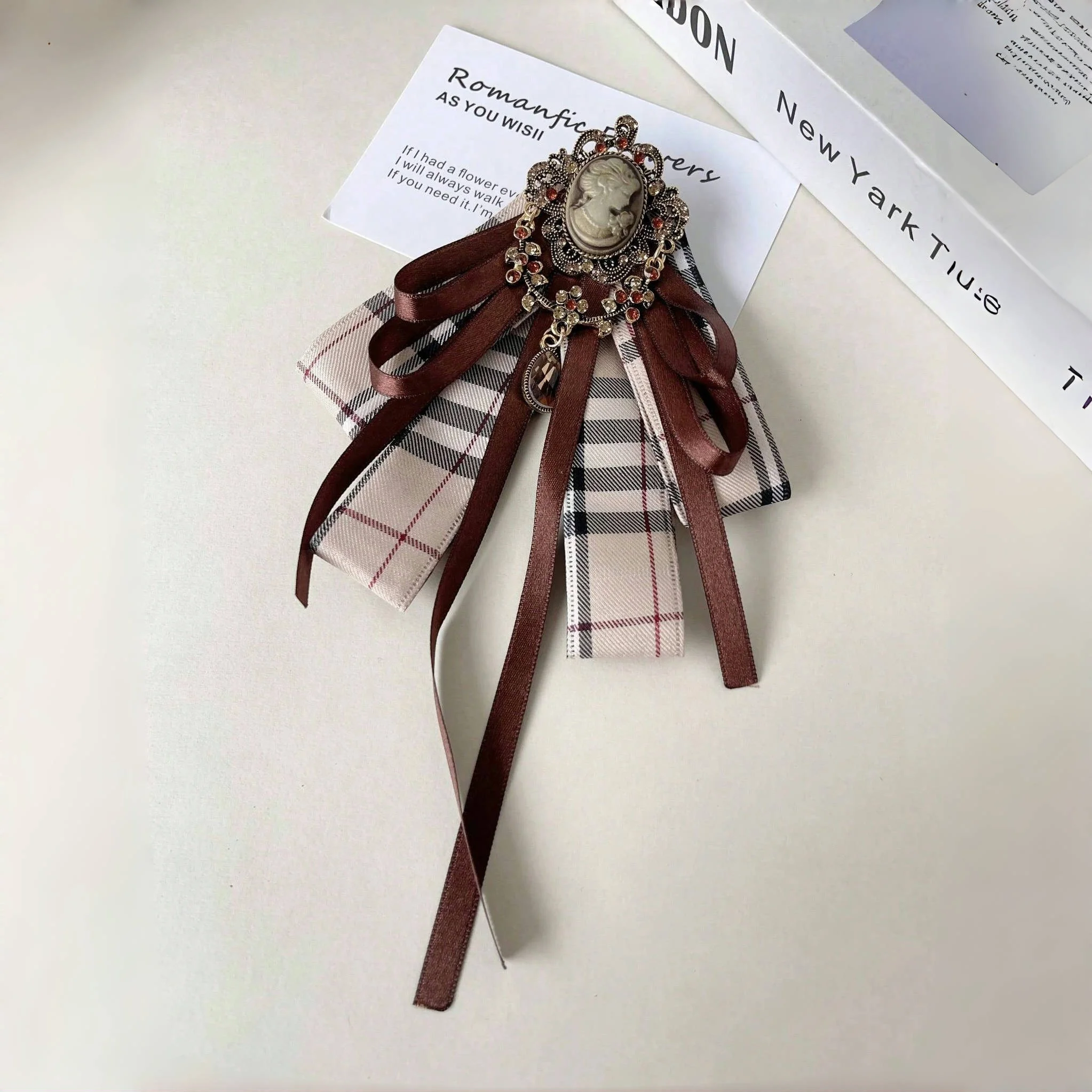 1 Piece of Elegant Women's Plaid Shiny Sequin Cross-Decorated Vintage Bow Tie, Suitable for Parties, Stage Performances, Hosting, Gatherings, Made of Plaid Polyester Fiber (Polyester)