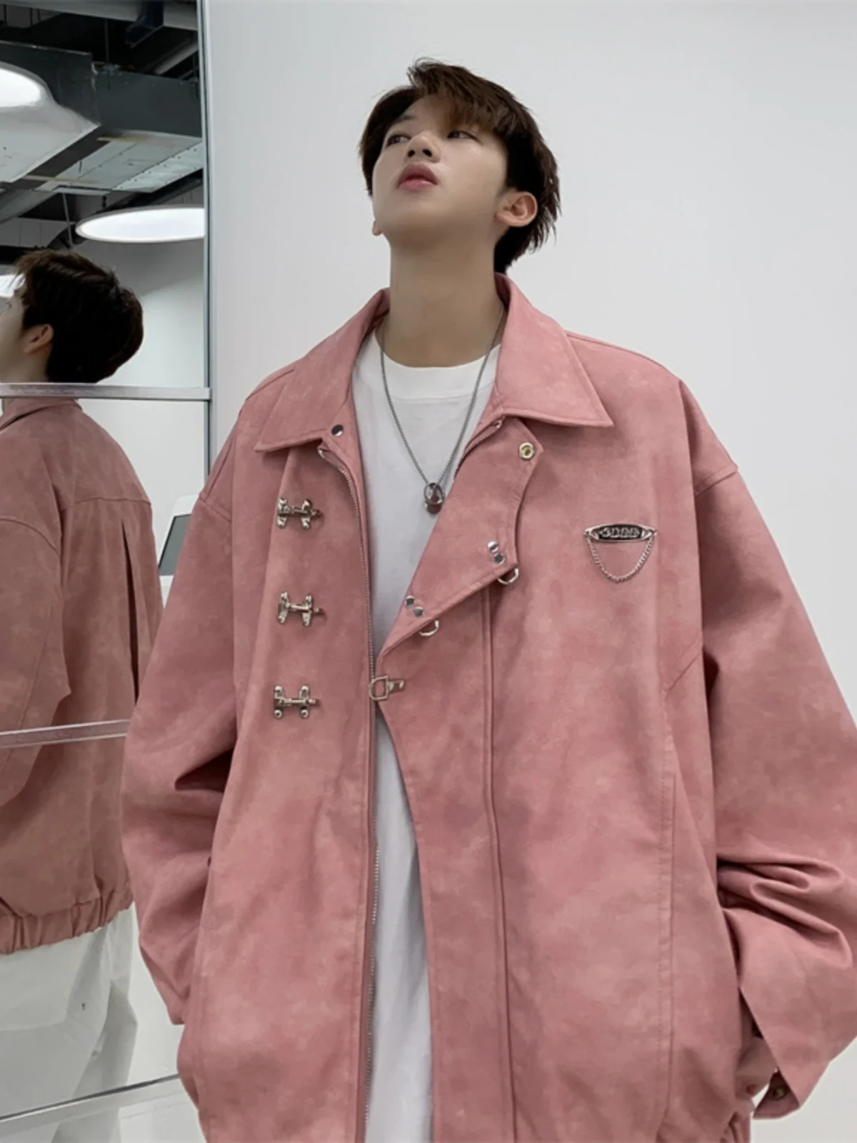 

Мужская кожаная куртка свободного кроя с металлическими элементами, розовая, в стиле стритвир, с отложным воротником, американский дизайн, премиум-класс