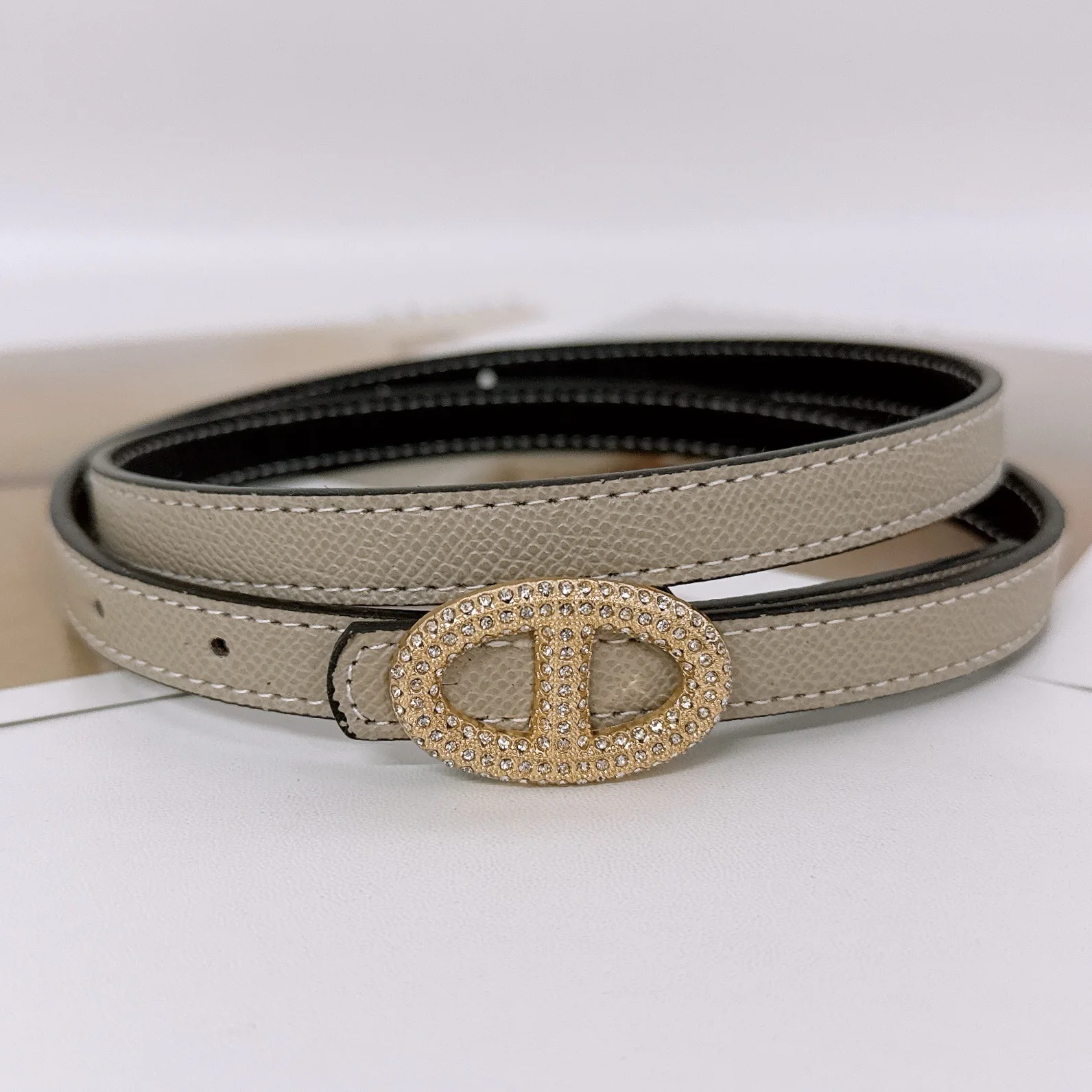 حزام نسائي أنيق مع زر حرف معدني مزخرف