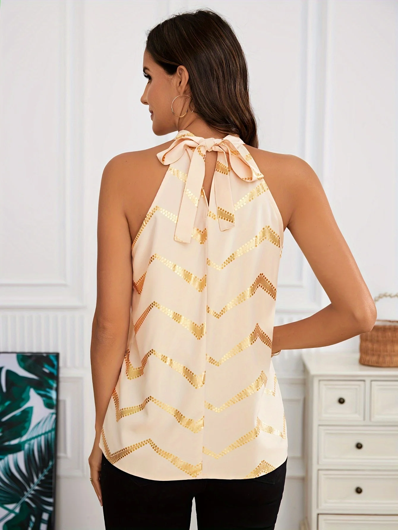 Light Luxury Socialite Style Beige Gold-Stamped Wave Pattern Halter Neck Tank Top for Women Summer, Backless Tie-Up Slimming Sleeveless Top, Versatile Camisole for Petite Figures for Dates, Parties, and Work