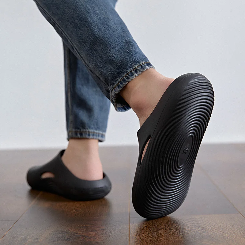2026 New Men's Clog Slippers with Holes, Thick Sole, Anti-Slip, Cushiony 'Step on Poop' Feel, Outdoor Wear Men's Sandals