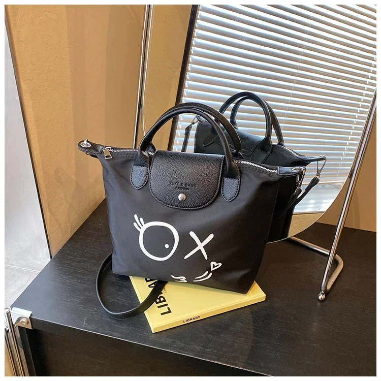 

2025 Minimalist Vintage Messenger Handbag For Women With Large Capacity Trendy Solid Color And High-End Designer Detail