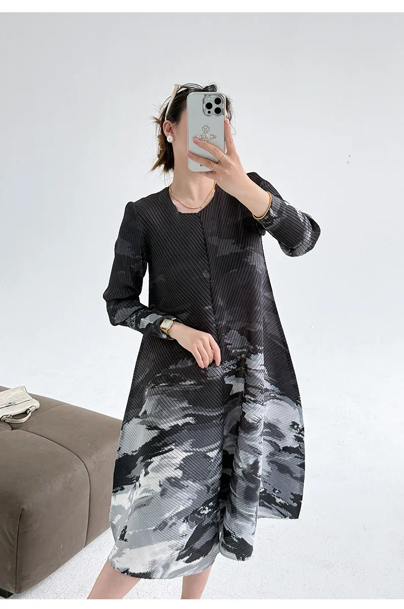Miyake Plissierte Einreihige Damenkleider 2025 Sommer Neue Französische Batik-Bedruckte V-Ausschnitt-Kleider Lose Midi-Kleider – Detail 9