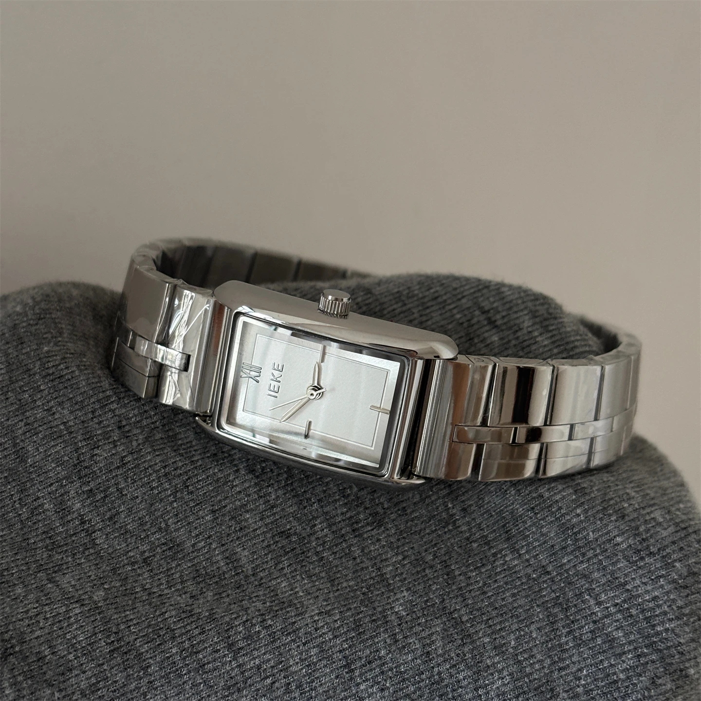 

New Women'S Bracelet WatchWithExquisite Steel BandHigh-End FeelSimple DesignRetro CharmSmall Silver WatchA Great Gift For Women.