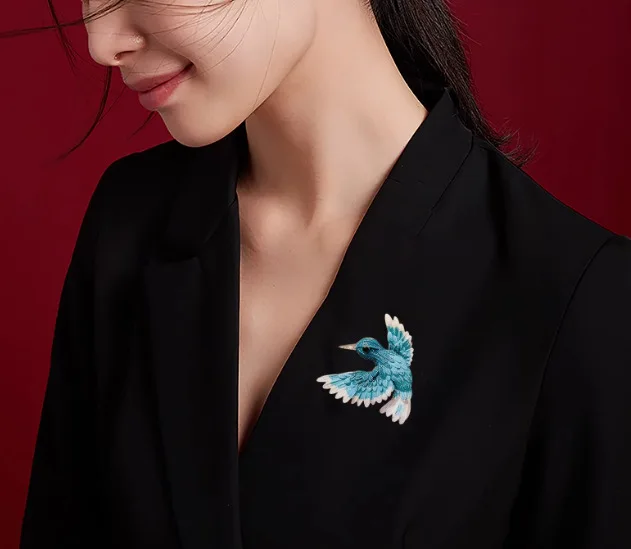 New Chinese style blue wing bird brooch, high-end women's exquisite retro chest flower, niche design, pin with accessories