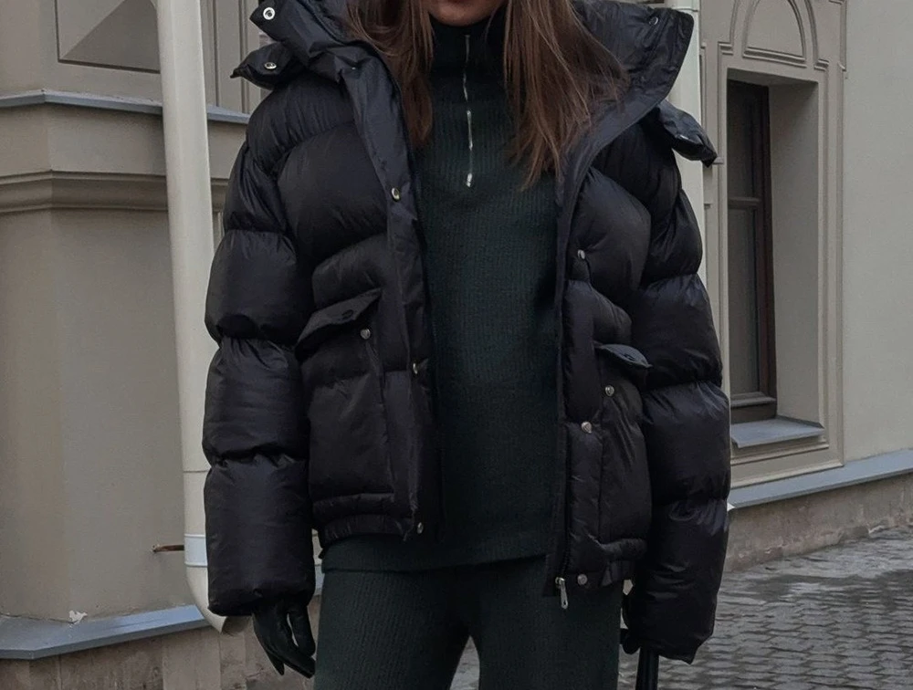 Giacca in cotone nero per l'inverno 2025 Nuova giacca in cotone con cappuccio caldo con tasca quadrata per donna