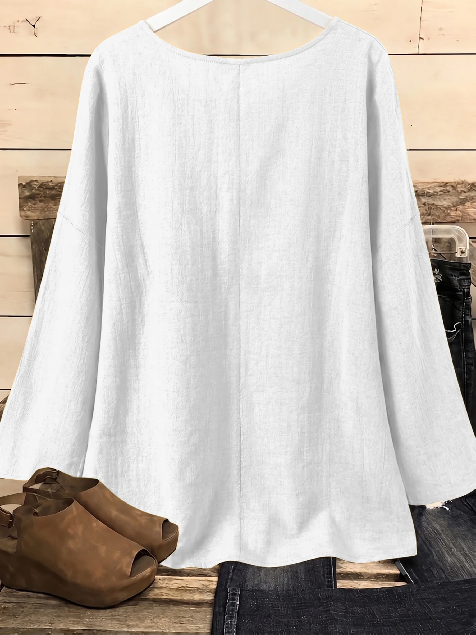 Stilvolles Plus-Size-Damenoberteil mit elegantem Blumendetail für mühelosen Komfort – Detail 8