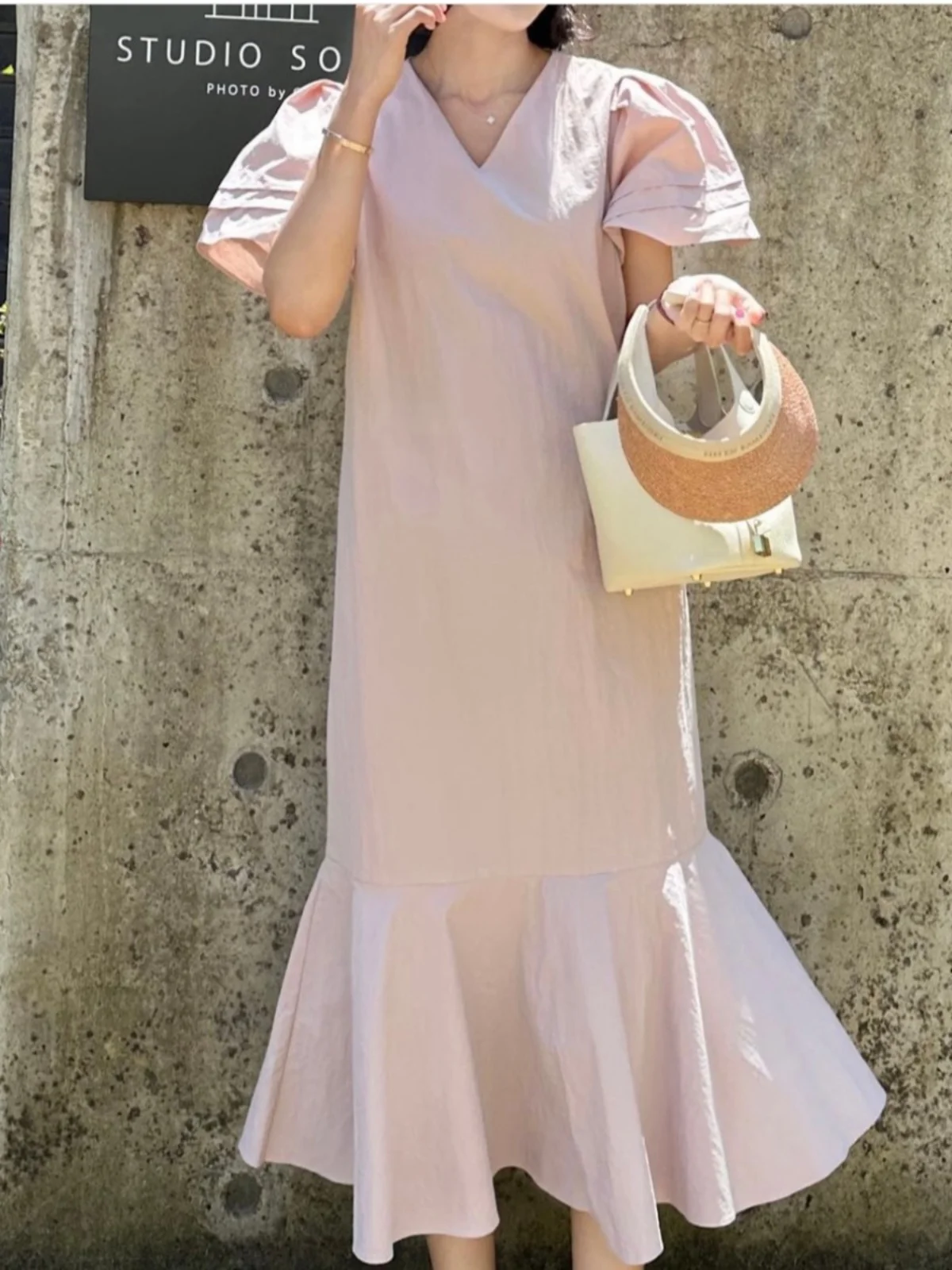 韓国風レディースワンピース バブルスリーブ Vネック ミディ丈スカート 花柄縁飾り エレガントな雰囲気 夏 通勤ファッション ワンピース