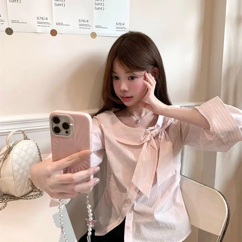 قميص نسائي مخطط بأكمام طويلة بفيونكة حلوة لخريف 2025 بتصميم غير منتظم بلوزة كورية أنيقة ومتعددة الاستخدامات