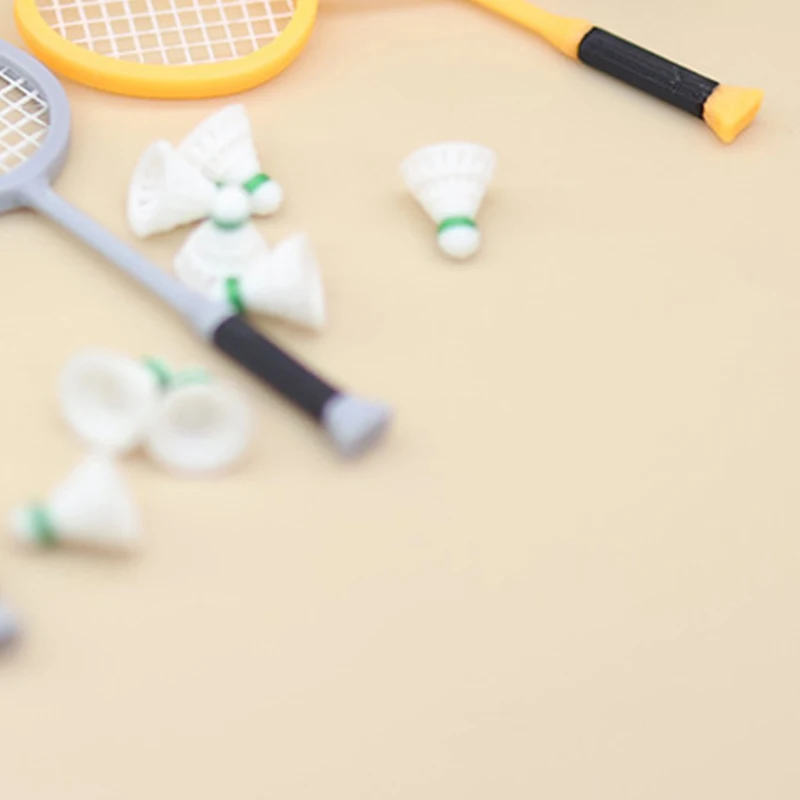 1 paio 1:12 Set di mini racchette da badminton per casa delle bambole - Attrezzature sportive simulate per la decorazione della scena della casa delle bambole e giochi di finzione