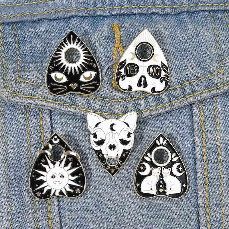 Pins Custom Witchcat Sun Moon Skull เข็มกลัดป้ายสีดํา Punk Gothic ของขวัญเครื่องประดับสําหรับเด็กเพื่อนแม่มด Ouija เคลือบ