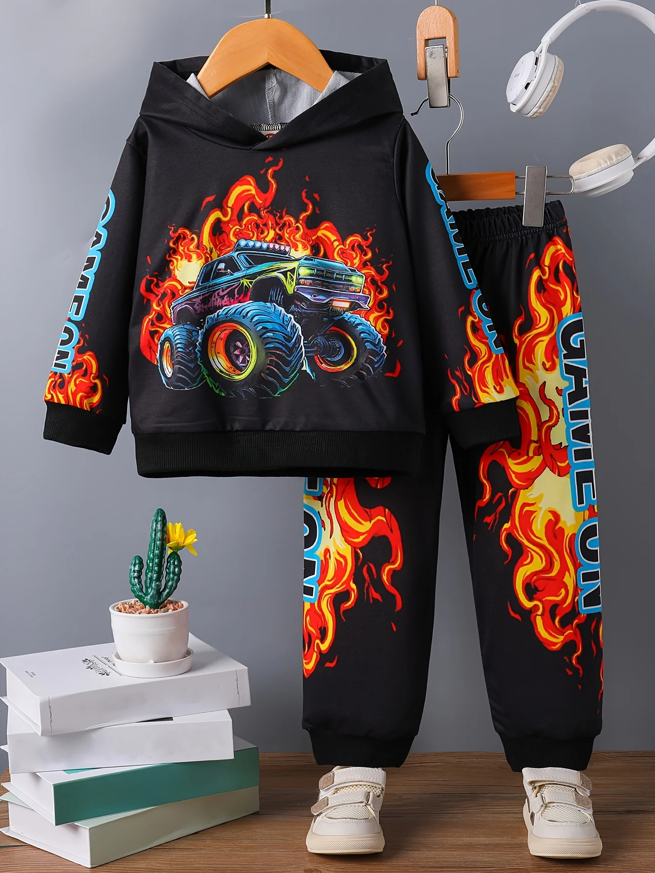 

Зима-Осень 2025: комплект с капюшоном и спортивными штанами. Модная уличная одежда и домашний стиль. Классическая модная одежда с 3D принтом граффити.