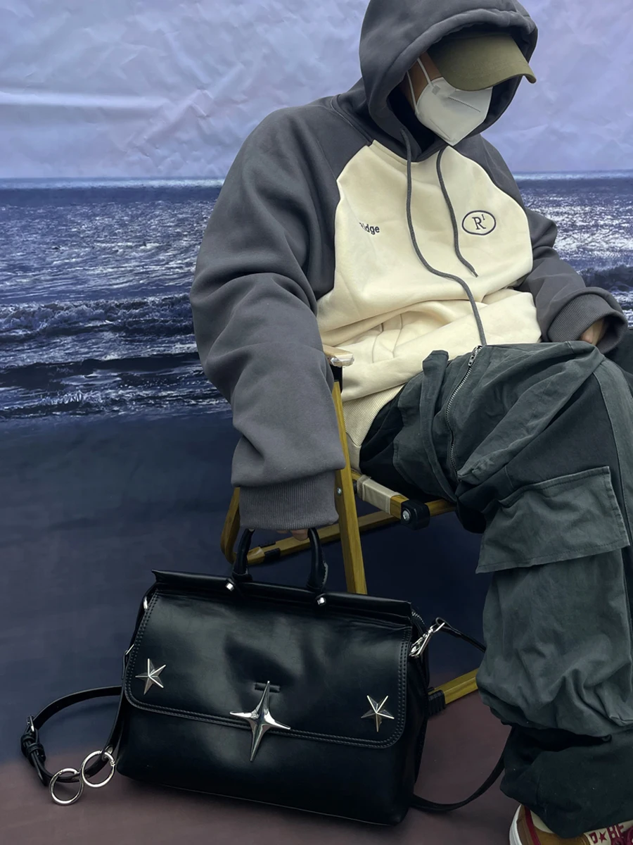 Niche Design Sense européen américain grande capacité métal Punk Locomotive noir épissage Portable sac de messager vent neutre