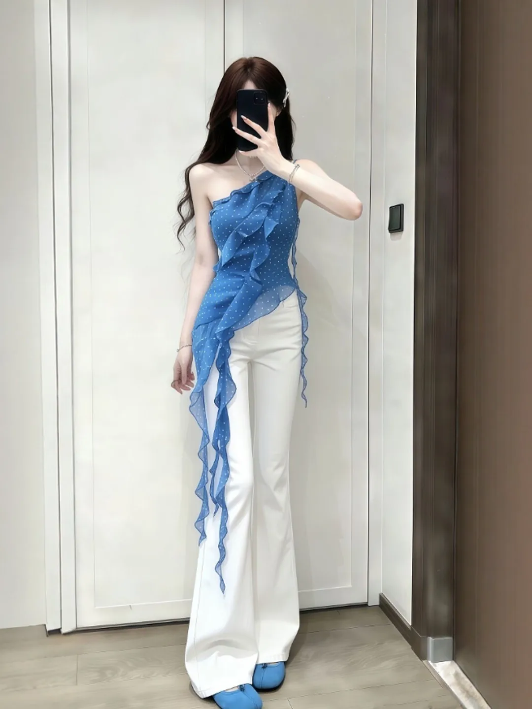 

Уникальный дизайн: джинсовый комплект с открытыми плечами из двух предметов. Молодежная летняя коллекция. Удобный крой. Повседневный шик. Женский ансамбль.