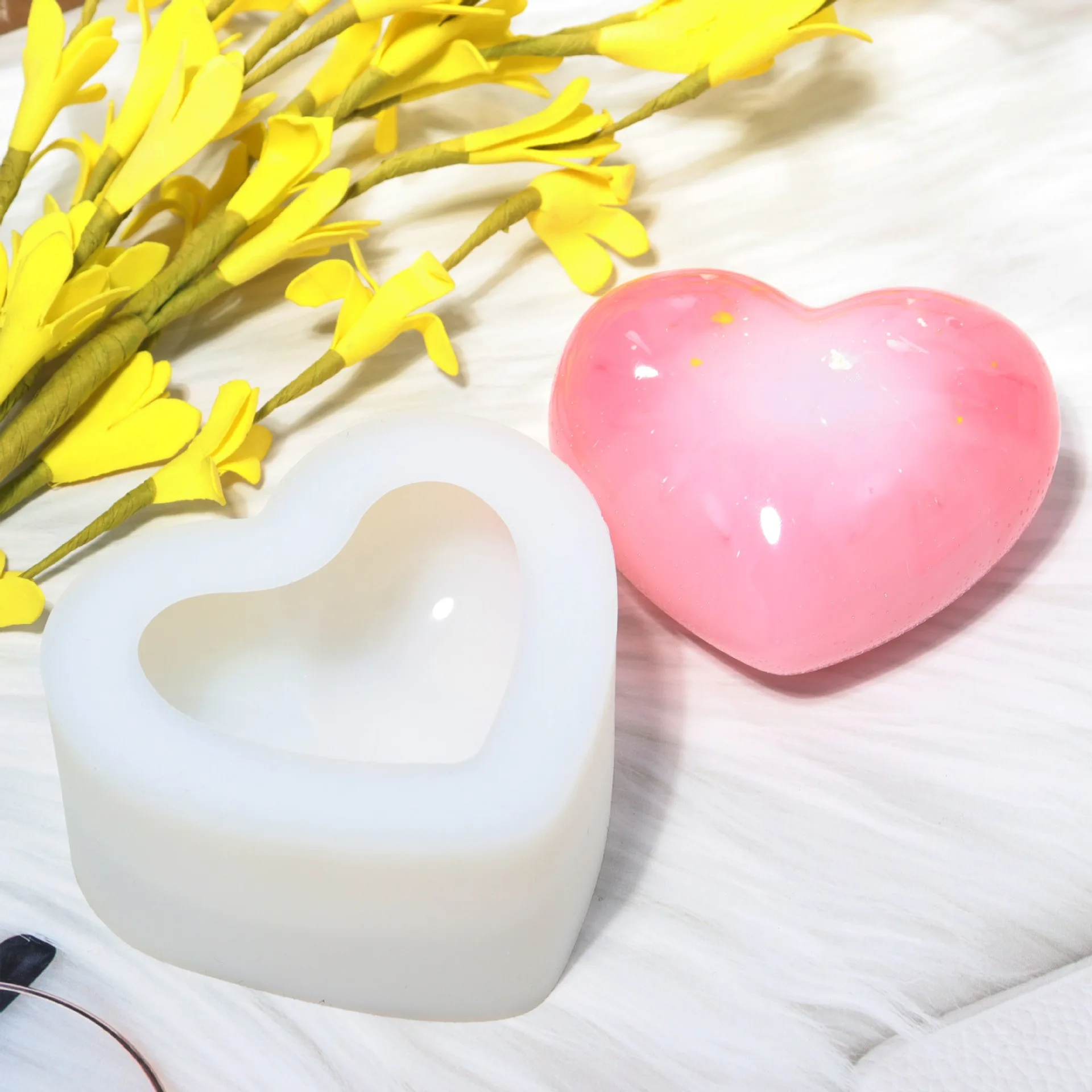 

1 PC 3D Heart Shaped Resin Silicone Mold DIY Love Heart Candle Storage Box Mold for Valentines Day Home Decor Handmade Craft