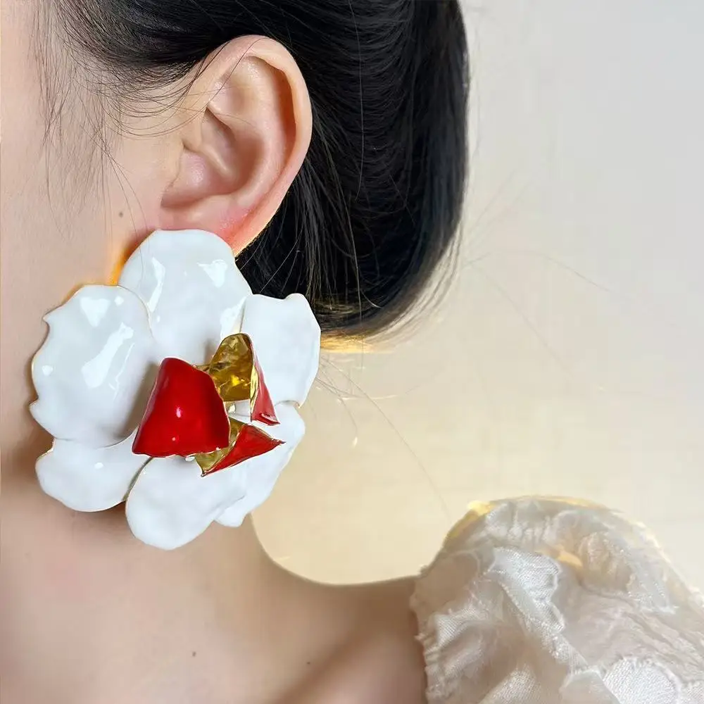

French Retro Three-Dimensional Metal Flower Earrings Female Fashion Exaggerated Temperament Light Luxury High-Grade Sense