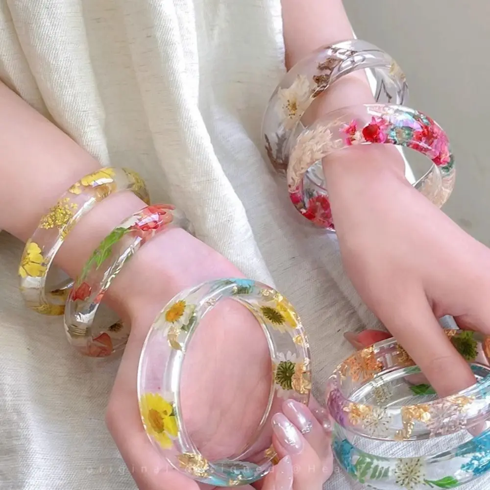 레트로 보헤미안 아크릴 뱅글 와이드 레진 천연 드라이 플라워 팔찌 드라이 데이지 클리어 빅 커프 뱅글 장식