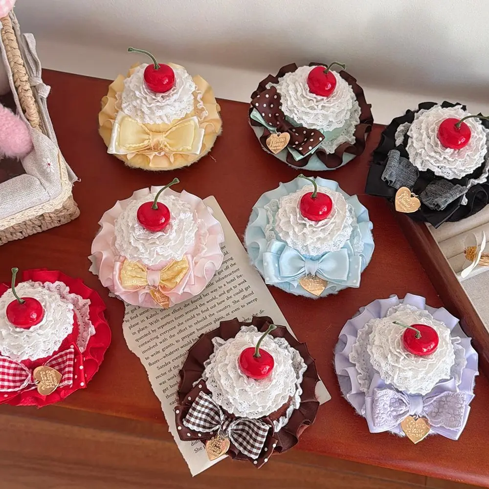 

Оригинальный мини-шляпка-фасинатор ручной работы в стиле Лолита с вишневым мотивом, плюшевый, с цветовыми блоками, для дня рождения