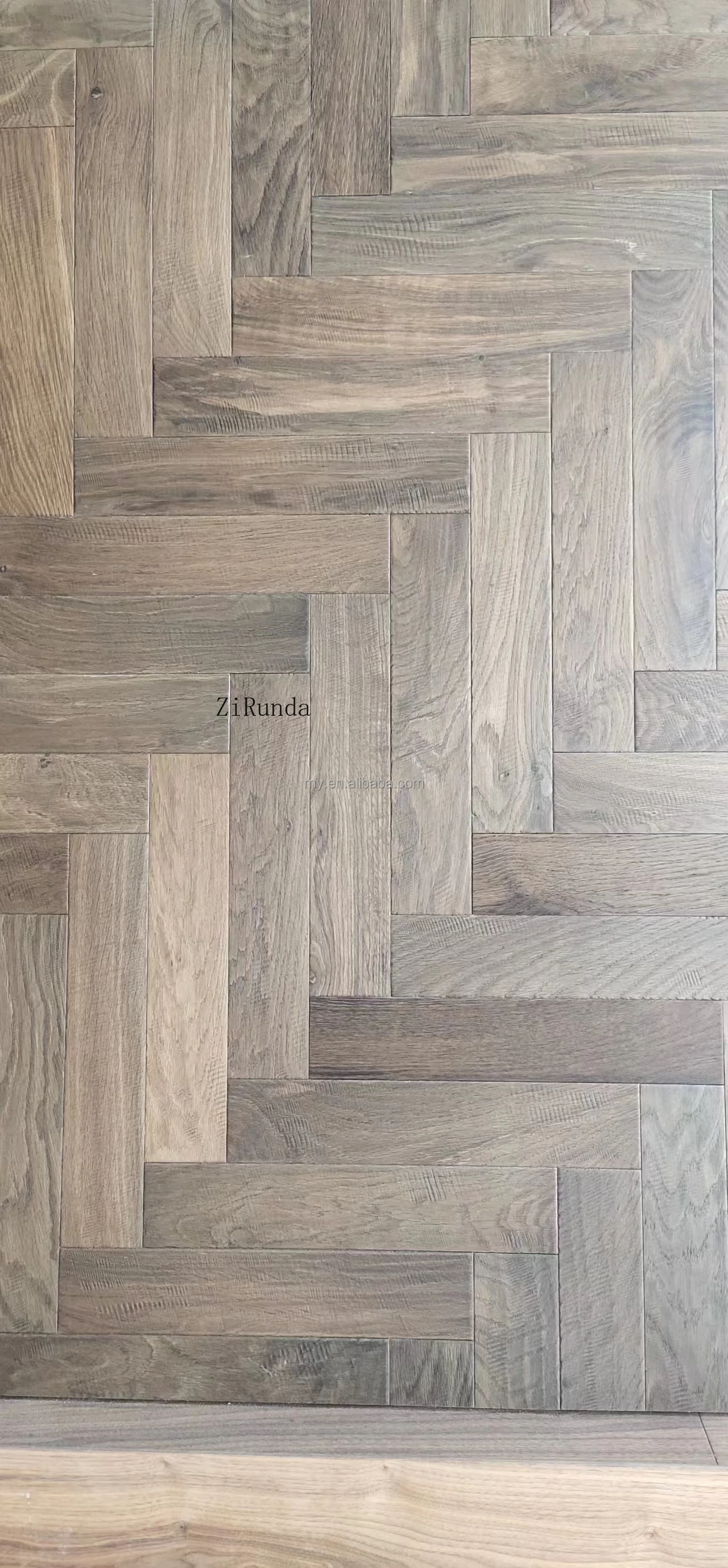 نسخة مخصصة من غرفة المعيشة ذات الأرضية الخشبية الهندسية متعددة الأغراض من خشب البلوط الأوروبي