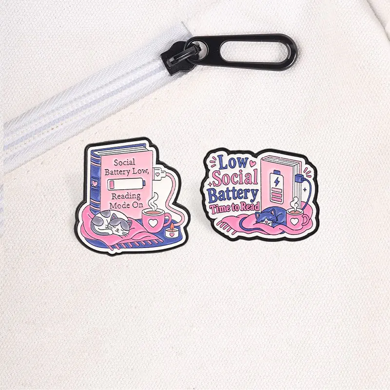 Emaille-Pin-Set „Introvertierter Lesender Katze“ – „Soziale Batterie ist leer“ – Zitat für Buchliebhaber – Gemütliche Ästhetik – Anstecknadel – Accessoire – Geschenk für Freunde – Detail 4