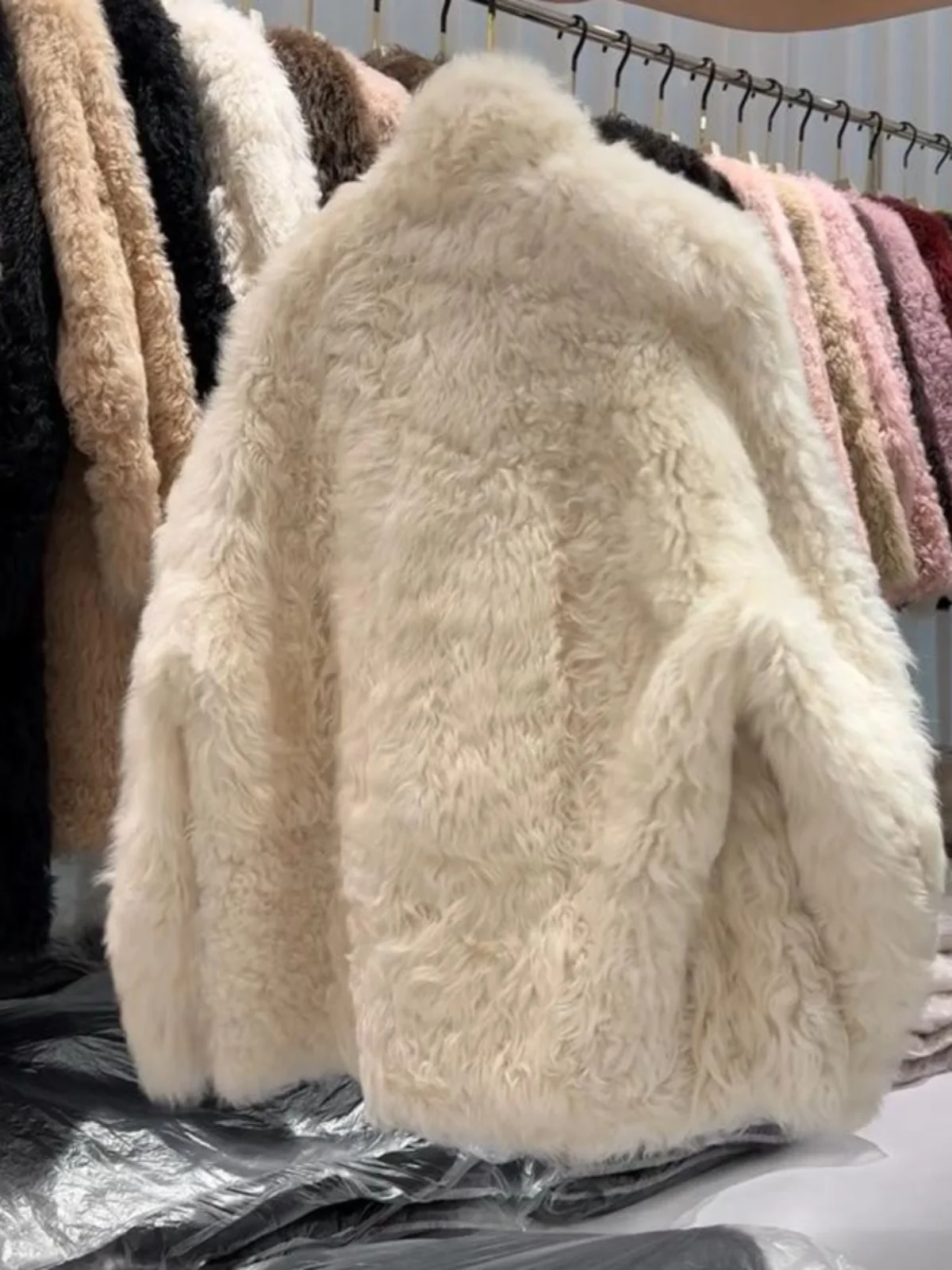 Black lambskin all-in-one eco-friendly fur short coat for women 2025 new style, super beautiful lambskin for autumn and winter