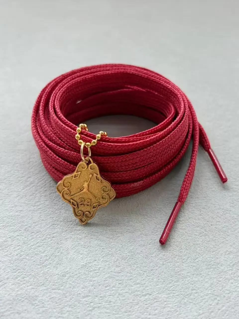 tenis-de-cano-baixo-banhado-a-ouro-com-cadarcos-vinho-tinto-edicao-limitada-cny-acessorios-personalizados-aj1-gold-flyer-tag