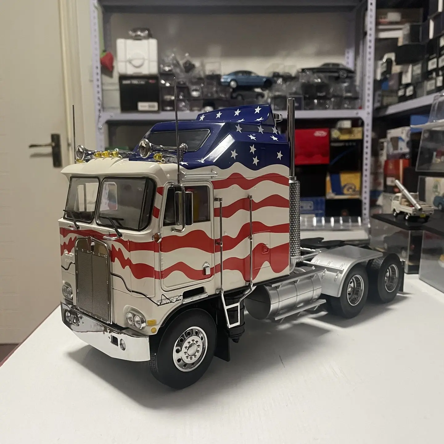 

Road Kings 1:18 Scale Diecast Alloy Kenworth K100 Truck 1976 Toy Car Model Classics Nostalgia Adult Gift Souvenir Static Display