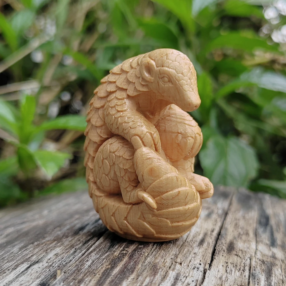 1.8 Inch Wood Carved Pangolin Figurine Ornament, Hand-Carved, Realistic Style, Suitable for Halloween Decorations, Creative Desktop Decoration, Housewarming Gift, Indoor Decoration, Bedroom, Centerpiece Decoration, New Year Gift