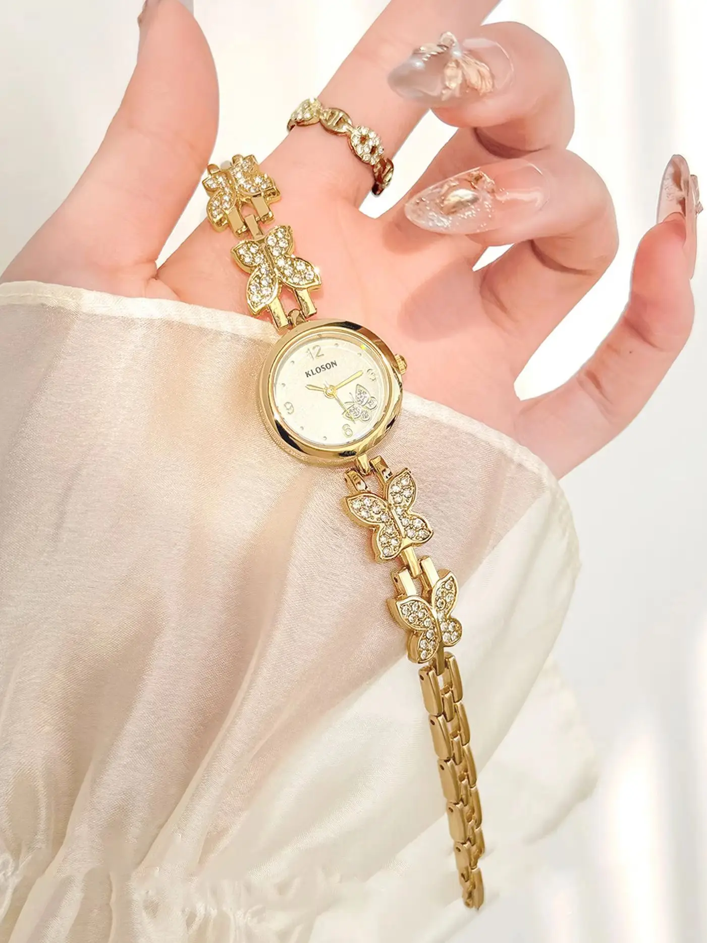 

Роскошные ретро-часы с золотой бабочкой для женщин, часы-браслет с инкрустацией стразами, элегантные кварцевые наручные часы для вечеринок и повседневной носки