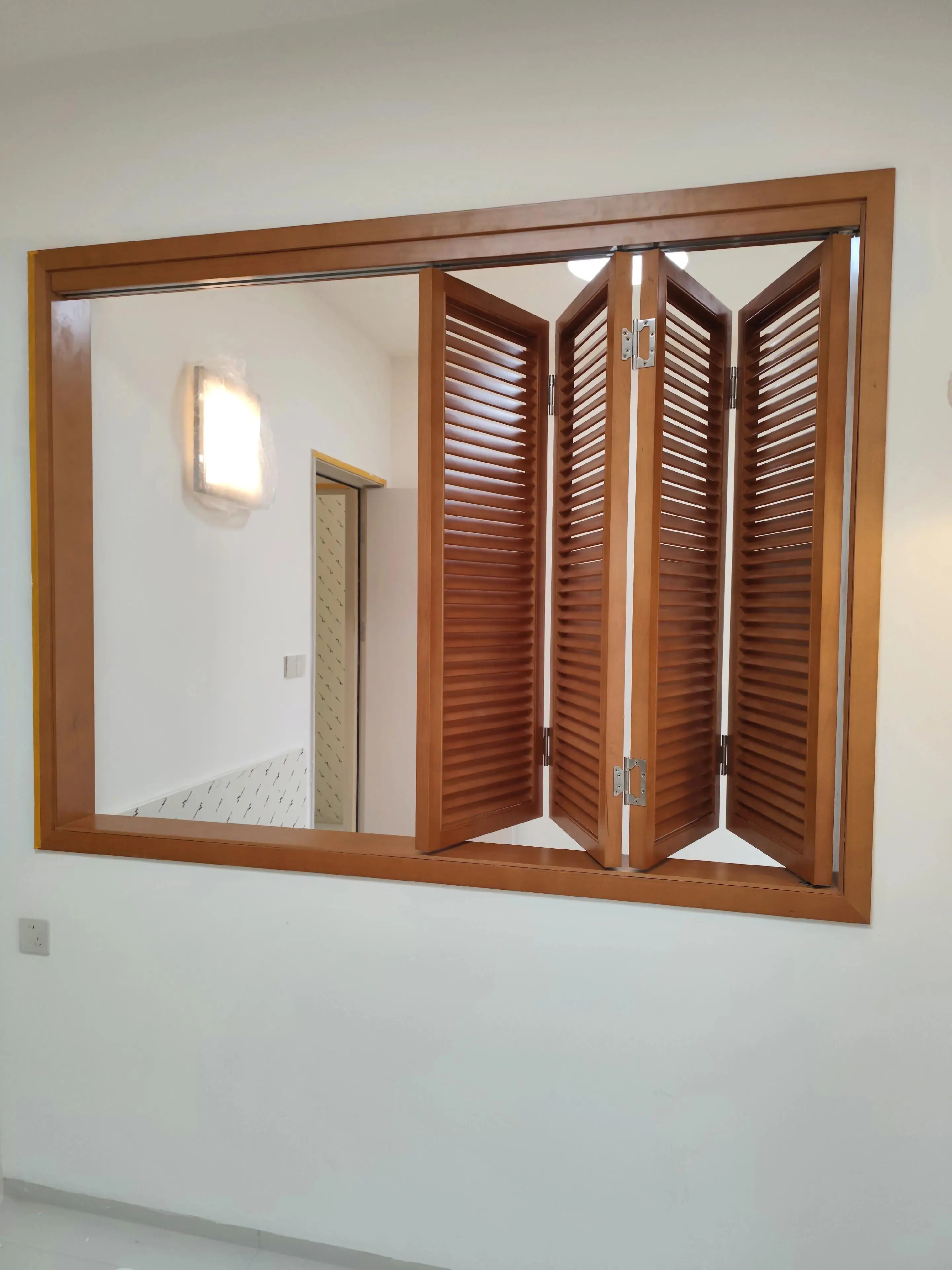 RG Wooden Horizontal Folding Louver Shutter with Dust-Proof Feature for Kitchen Use