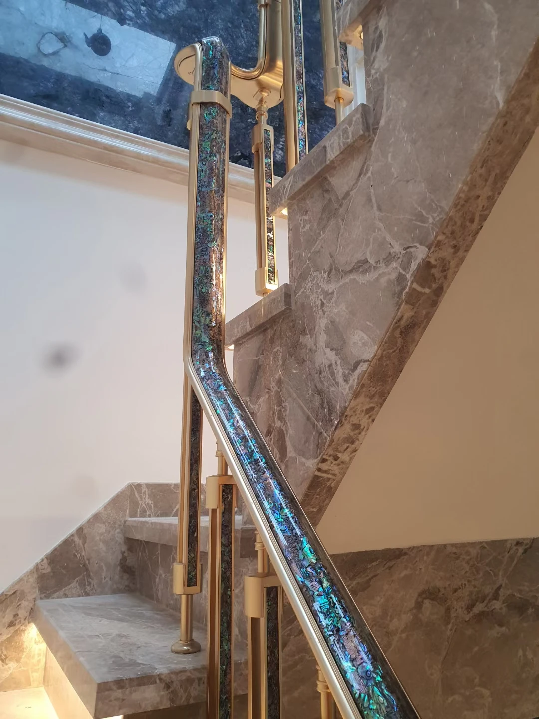 درابزين عالي على الطراز الفرنسي الحديث بحجم مخصص من النحاس والألومنيوم درابزين الدرج المعدني سهل لفندق مستشفى الفيلا