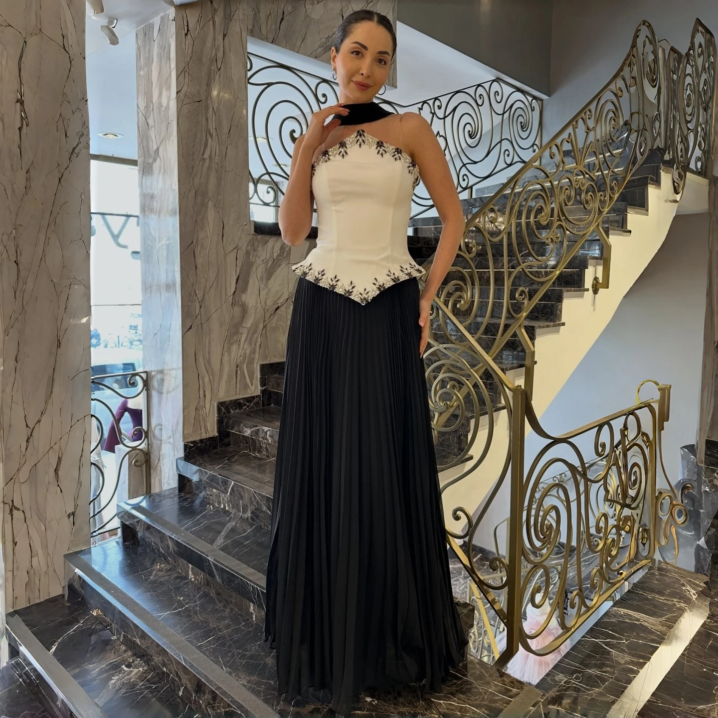 Plissierter Maxirock, Abendkleid, trägerloses, perlenbesetztes Korsett, rückenfreier Ausschnitt, lange Schärpe, langes Kleid für formelle Cocktailpartys und Veranstaltungen.