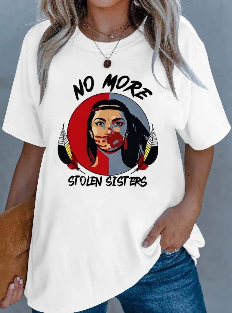 

Модное заявление больших размеров против травм модного наряда Stolen Indigenous Sisters