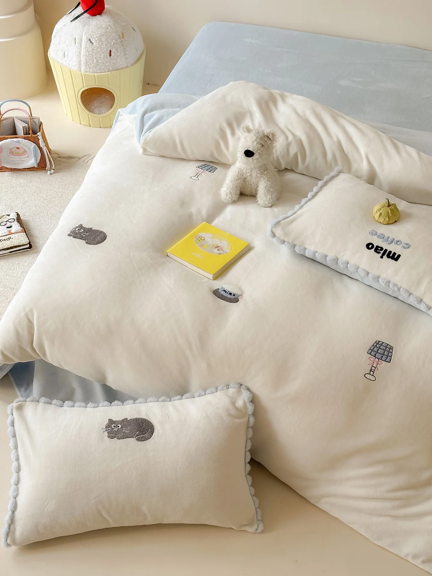 

Комплект постельного белья из четырех предметов Fre Sle High Ammage: Зимний теплый, антистатический, двусторонний, полностью матовый, из кораллового и молочного бархата