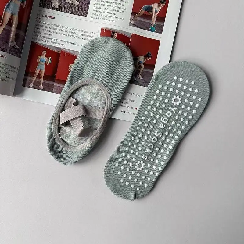 Professionelle Yoga-Socken für Damen, rutschfest, für Pilates und Indoor-Übungen, mit Kreuzriemen für Frühling und Sommer, für Bodenübungen. – Detail 9