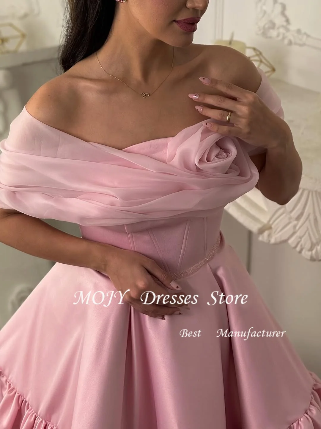 Sukienki na studniówkę z różowej organzy, z odkrytymi ramionami, długość nad kolano, eleganckie sukienki damskie na przyjęcie, gorsetowe, krótkie sukienki wieczorowe, szyte na miarę w Dubaju.