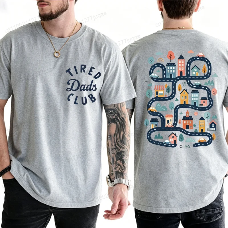 Tired Dads Club Herren-T-Shirt: Bauarbeiter-Vater spielt mit Autos auf dem Vater-Rücken – Kreative T-Shirts für den Weg, die Autorennbahn und als Geschenke für Papa – Detail 2