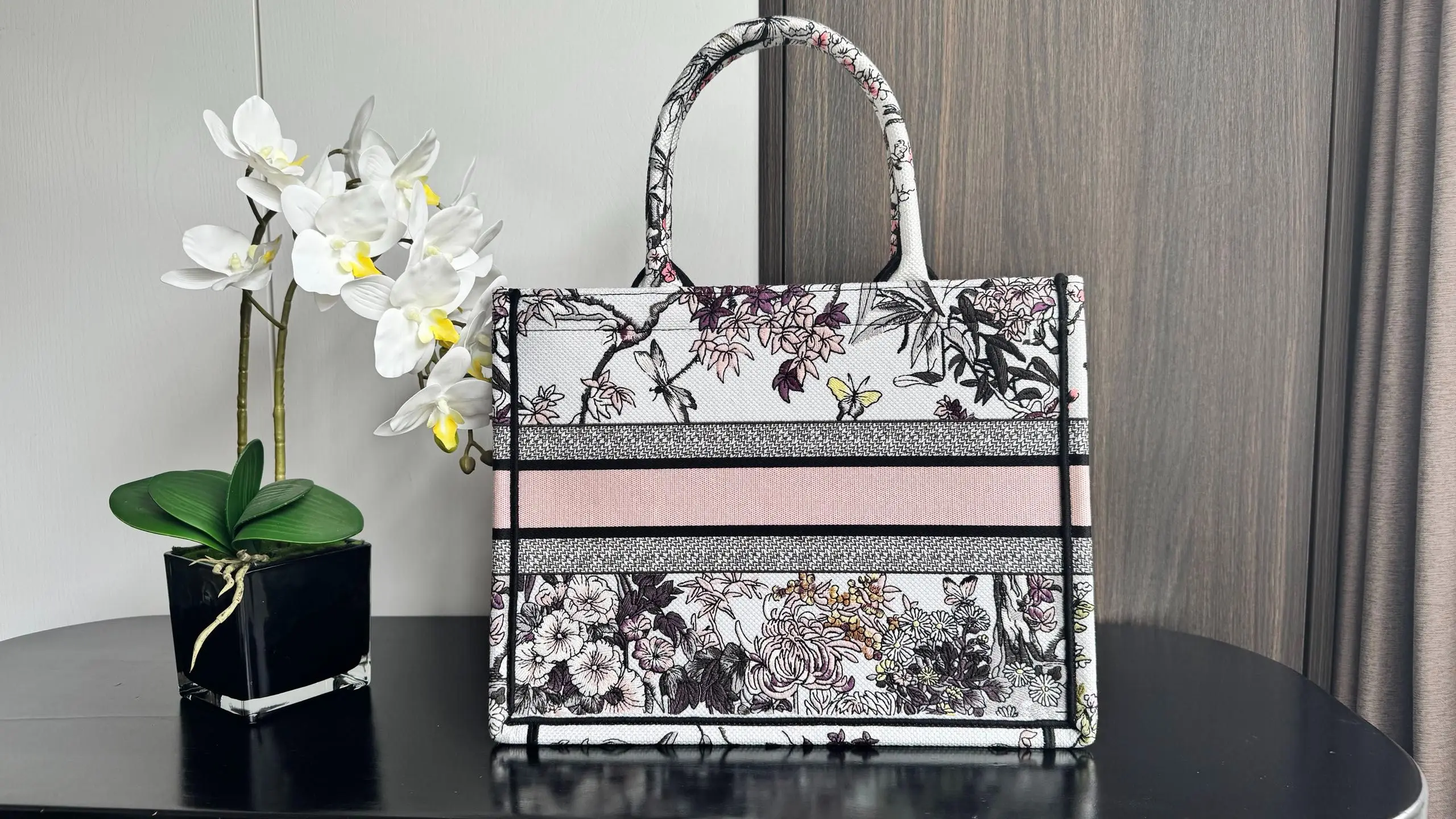 

Высококачественная женская сумка с вышивкой в цветных блоках, новый стиль лета 2025 года с просторной вместительностью.YB