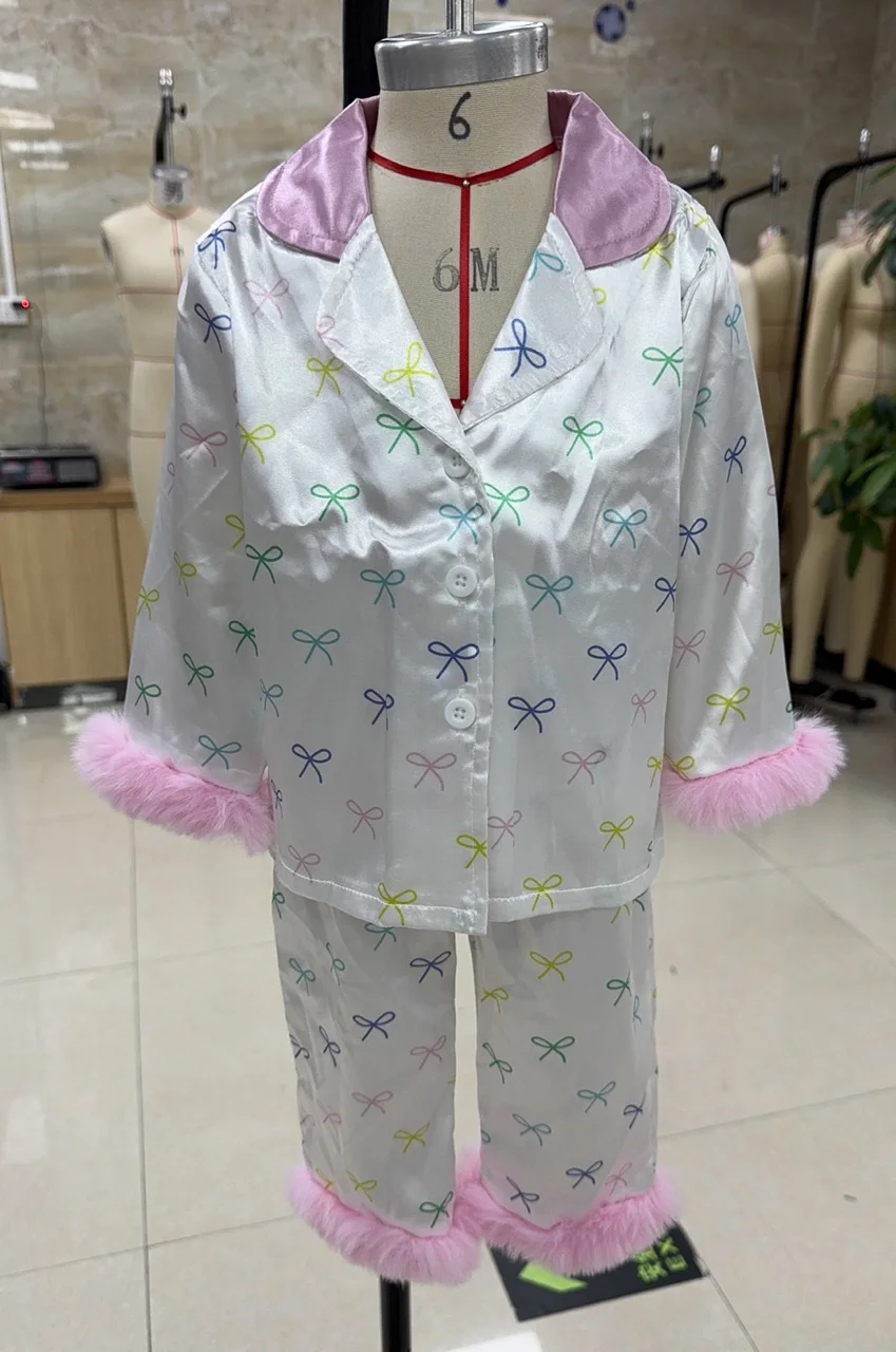 

Одежда для малышей, атласный пижамный комплект для девочек, топы на пуговицах с длинными рукавами и лацканами с бантом и штаны, одежда для сна с манжетами из перьев