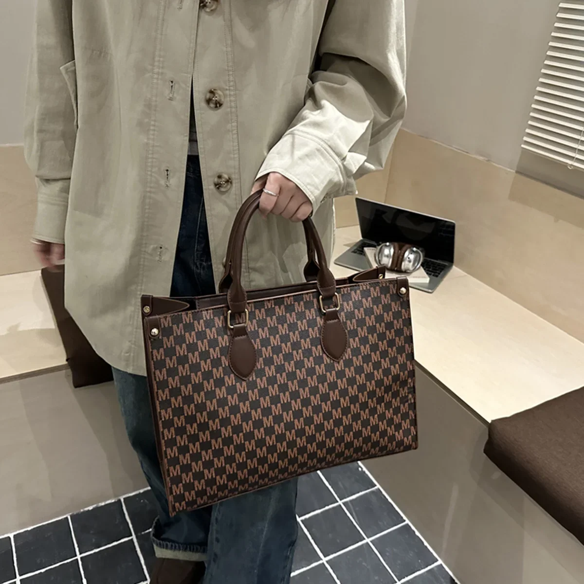 حقيبة يد نسائية فاخرة مع نمط M سطح أملس سعة كبيرة من البولي يوريثان مقاومة للماء وسحاب ومقابض مريحة للتنقل اليومي #1