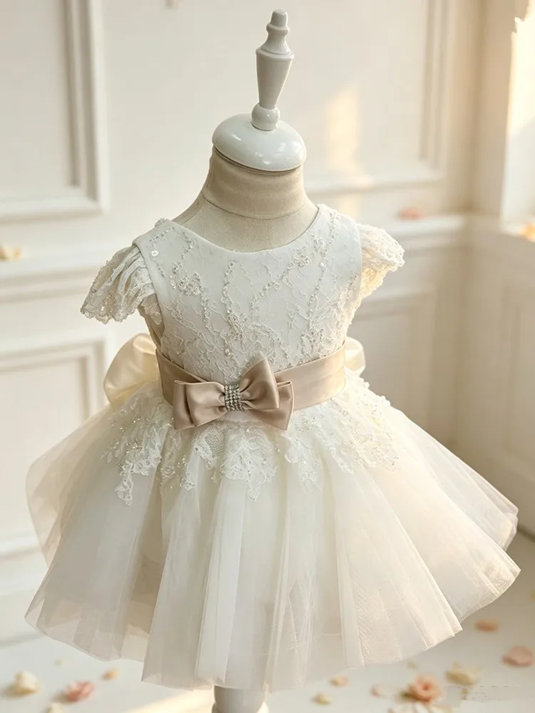 Taufkleid für Kleinkinder, Mädchen, weißes Spitzen-Tüllkleid, Champagnerfarbene Schleife, kurze Ärmel, Kinderkleid für Hochzeit, Geburtstag, Party, Festzug – Detail 3
