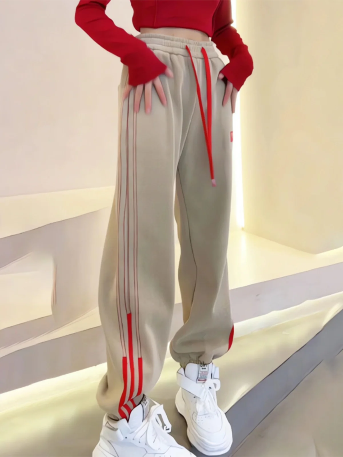 กางเกงวอร์มลายทางสีใหม่สำหรับฤดูใบไม้ผลิและฤดูร้อน ทรงหลวม สไตล์ลำลอง เอวสูง ผลิตจากเส้นใยโพลีเอสเตอร์ 100% สำหรับผู้หญิง