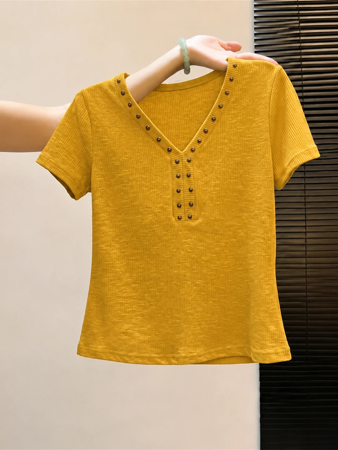 

Summer 2026 V-Neck Short Sleeve T-Shirt White Enhancing Korean Style Commute Fashion Dopaamine High-End Feeling Poetica Top
