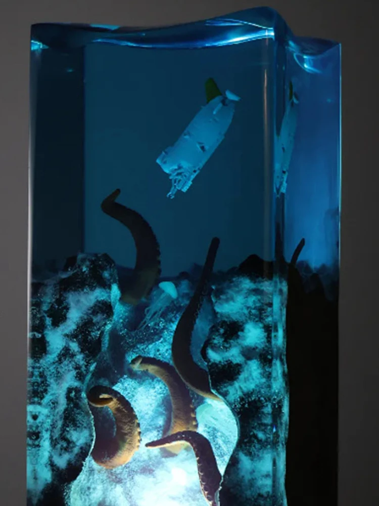 ยักษ์ Octopus Sea Monster Organism เรซิ่นตาราง Creative Art ตกแต่งโคมไฟเรือดําน้ําผจญภัย Night Light ชาร์จ USB